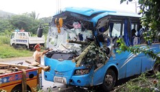 Xe chở hàng chục du khách gặp nạn, người dân đập kính cứu người
