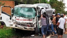 Xe cứu hộ tông xe tải, tài xế bị kẹt trong ca bin gãy nát 2 chân