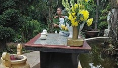 Tìm người thân bé trai 2 tháng tuổi bị bỏ rơi trong thùng ở nhà dân