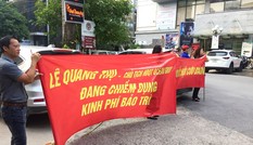 Dân chung cư hạng sang căng băng rôn đòi hàng chục tỷ quỹ bảo trì