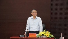 'Cán bộ đi đối ngoại có biết uống rượu vang thế nào không?'