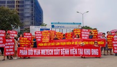 Cư dân xuống đường băng rôn vì 'nhồi' thêm bệnh viện vào khu đô thị