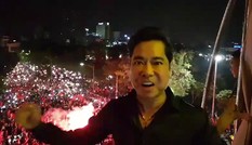 Ca sĩ Ngọc Sơn reo hò giữa hồ Gươm mừng Olympic Việt Nam vào bán kết