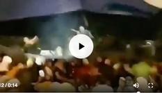 Khoảnh khắc sóng thần Indonesia cuốn phăng ban nhạc đang biểu diễn