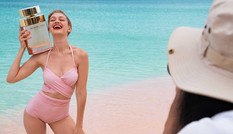 Siêu mẫu Gigi Hadid phô đường cong vệ nữ với áo tắm