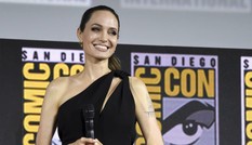 Angelina Jolie mặc đầm lệch vai xinh đẹp, xác nhận tham gia Eternals của Marvel