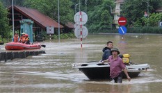 Mưa ngập, người dân Hạ Long dùng xuồng trên quốc lộ