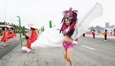 Hàng chục vũ công sexy 'đốt nóng' Carnaval Hạ Long