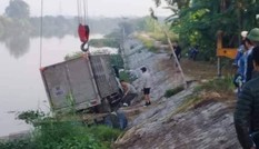 Hy hữu: Đang chèo bè trên sông, một ngư dân bị ô tô đè tử vong