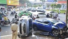 Xe ô tô “hốt” 5 xe máy đang dừng đèn đỏ