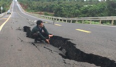 Đường 250 tỉ vừa làm xong đã nứt kinh hoàng: Đơn vị quản lý nói gì?