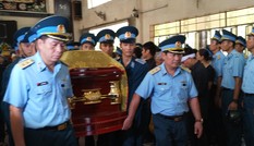 Hàng nghìn người nghẹn ngào tiễn đưa hai phi công vụ rơi máy bay ở Khánh Hoà