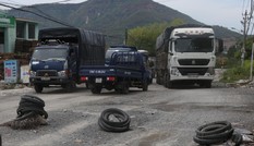 Dân dựng 'lô cốt' lốp ngăn xe chở quá tải gây bụi