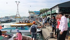 Cứu 4 người trên tàu khách bị chìm tại vịnh Nha Trang