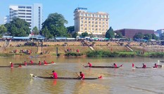 Đua thuyền độc mộc sôi động trên sông Đắk Bla ở Kon Tum