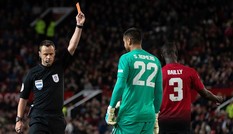 Thủ môn bị đuổi, M.U thua sốc ở Old Trafford