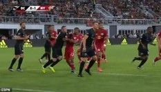 VAR 'bắt dính' Wayne Rooney đánh nguội đối thủ