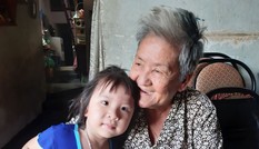 Cụ bà kể khoảnh khắc được 2 nữ nhân viên cứu trước đầu tàu hỏa
