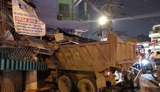 Bản tin 8H: Xe ben mất thắng đâm sập nhà dân làm 3 người nguy kịch