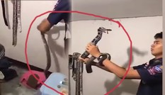 Kinh hãi phát hiện rắn dữ trong tủ quần áo