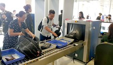 Liều lĩnh trộm cả cây vàng ở khu vực soi chiếu an ninh