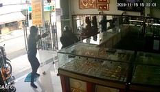 Kinh hoàng cảnh tiệm vàng bị cướp nổ súng tấn công trong 30 giây