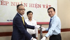 Chuyện hậu duệ Vua Mèo hiến kỷ vật về Bác