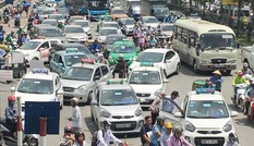 Giá xăng giảm mạnh nhiều lần, cước taxi bất động