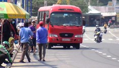 Khổ như đi lại dịp Tết: Loạn xe 'dù', bến 'cóc'