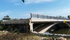 Yêu cầu xử lý cầu 32 tỷ đồng 'lọt' giữa sông ở TP Huế