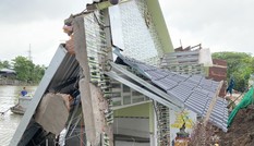 Sạt lở trên quốc lộ 80 'nuốt chửng' 2 căn nhà lúc rạng sáng