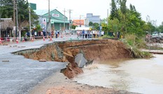 Kinh hãi hiện trường vụ sông Hậu 'nuốt chửng' gần 100m quốc lộ ở An Giang