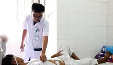 Nam thanh niên được cứu sống thần kỳ sau khi tông đuôi ô tô vỡ tá tràng