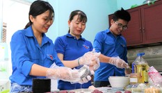 Lồng đèn vỏ lon, bánh trung thu handmade tặng trẻ em vùng sâu