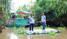 Nông dân sáng kiến thu gom vỏ thuốc bảo vệ thực vật làm bè qua sông