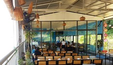 Phạt nhà hàng nổi trái phép trên sông Hồng 60 triệu, yêu cầu di chuyển