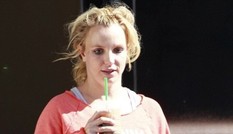 Britney Spears lại luộm thuộm trên phố