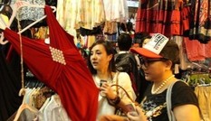 Can Lộ Lộ bị ‘bắt quả tang’ mua hàng chợ
