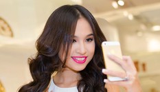 'Gái một con' Vân Hugo liên tục 'tự sướng' ở tiệc đêm