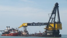 Dập tắt đám cháy trên 'siêu' tàu cẩu