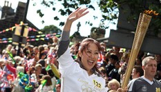 Ngô Phương Lan rạng rỡ rước đuốc Olympic