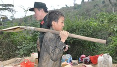 Tin đồn đuổi rắn tìm được cục vàng