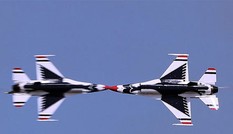 Phi đội bay F16 của Mỹ 'làm xiếc' trên không