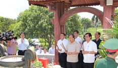Thủ tướng Nguyễn Xuân Phúc dâng hương tại Di tích Thành cổ Quảng Trị