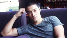 Johnny Trí Nguyễn: Đàn ông “tấn công” tôi nhiều hơn đàn bà