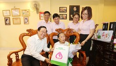 NHCSXH thăm và tặng quà cho các Mẹ Việt Nam Anh hùng