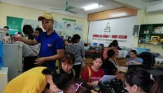Thí sinh chen chân nộp hồ sơ xét tuyển học bổng ngành Điều dưỡng