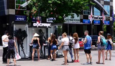 BST thời trang ‘không ai muốn mặc’ xuất hiện ở phố đi bộ