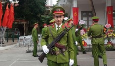 Hot boy trường cảnh sát nổi tiếng trên mạng nhờ hát hay, đàn giỏi