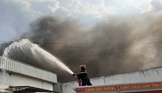 Cháy lớn trong khu công nghiệp Sóng Thần, hàng hóa bị thiêu rụi